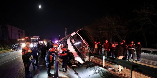 Öğrencileri taşıyan tur otobüsü kaza yaptı: 3 ölü