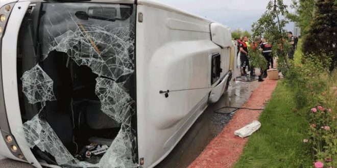 Afyon'da jandarma personelini taşıyan midibüs devrildi: Yaralılar var!