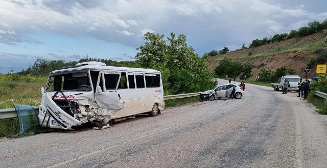 İşçi minibüsü otomobil ile çarpıştı: Yaralılar var