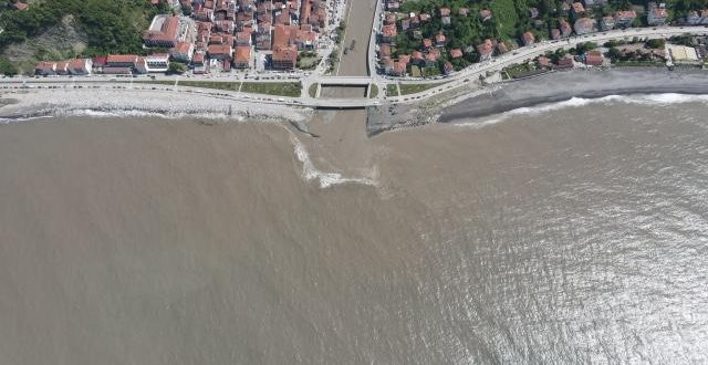 Kastamonu'da denizin rengi çamura döndü