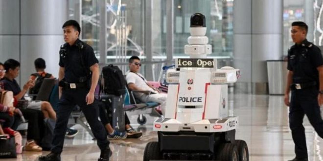 Singapur'da yeni uygulama! Robot polisler işbaşında