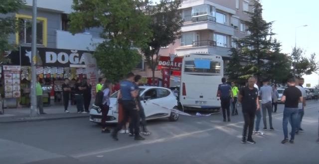 Ankara’da freni boşalan servis aracı 3 otomobile çarptı