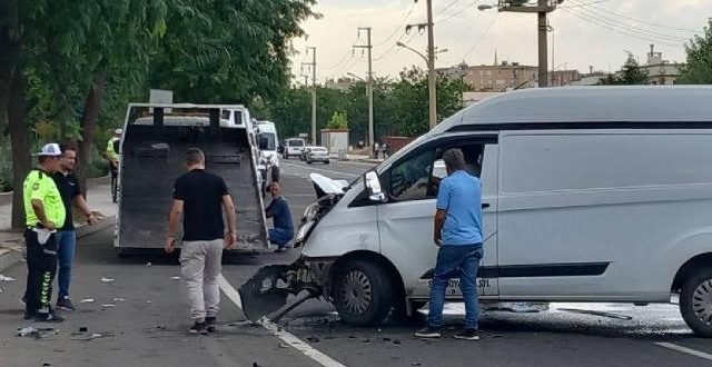 Diyarbakır’da 2 minibüs kafa kafaya çarpıştı