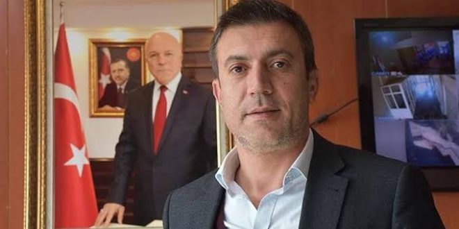 Hınıs Belediye Başkanı kürsüde kalp krizi geçirdi