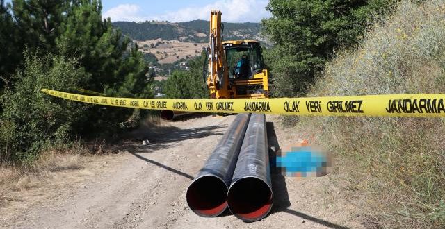 İki işçi çelik su borularının altında kaldı