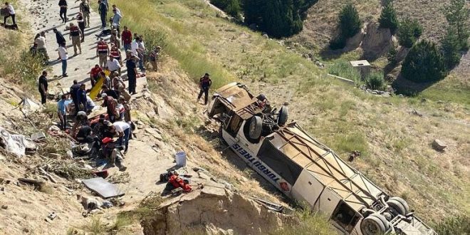 Kars'ta korkunç kaza! Yolcu otobüsü viyadükten düştü