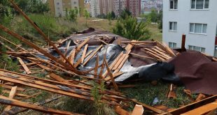 Kastamonu'da fırtına! Çatılar uçtu, ağaçlar devrildi