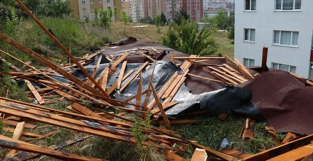 Kastamonu'da fırtına! Çatılar uçtu, ağaçlar devrildi