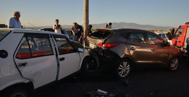 Kazayı görüp duran otomobile başka araç arkadan çarptı