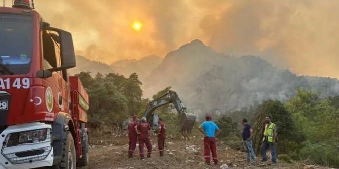 Kemer'deki orman yangınına müdahale sürüyor