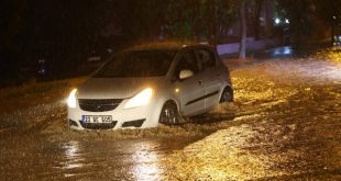 Kırkpınar güreşlerini izlemek isterken yağışa hazırlıksız yakalandılar!