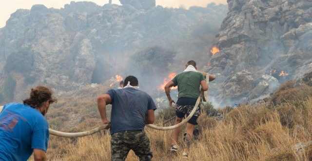 Korfu Adası'nda orman yangını! Evlere kadar ulaştı