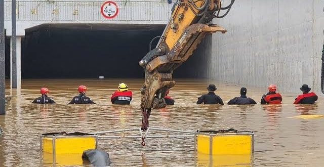 Sel sonucu sular altında kalan tünelden 13 kişinin cesedi çıkarıldı