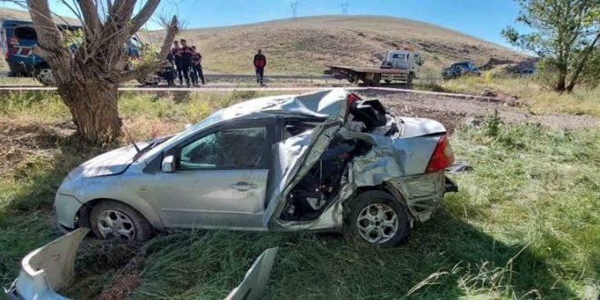 Sivas'ta korkunç kaza! Ağaca çarpan araçta 1 yaşındaki bebek öldü