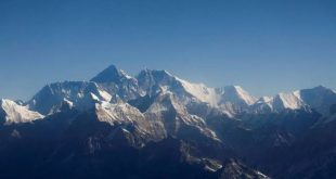 Turistleri taşıyan helikopter Everest Dağı'nda düştü: 5 ölü