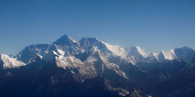 Turistleri taşıyan helikopter Everest Dağı'nda düştü: 5 ölü