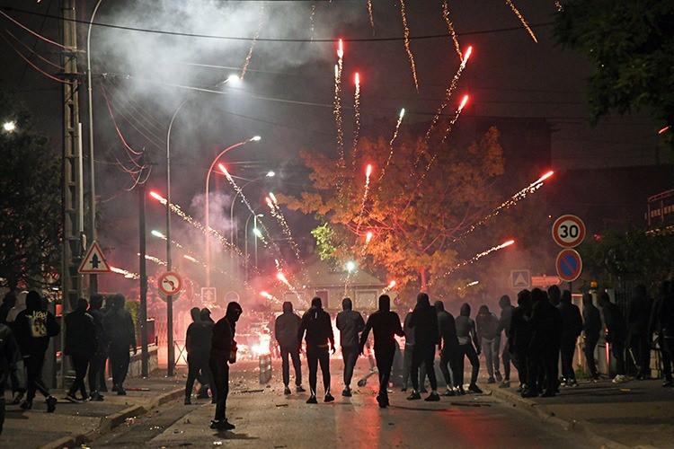 Fransız polisi ünlü Şanzelize'yi joplarla boşalttı