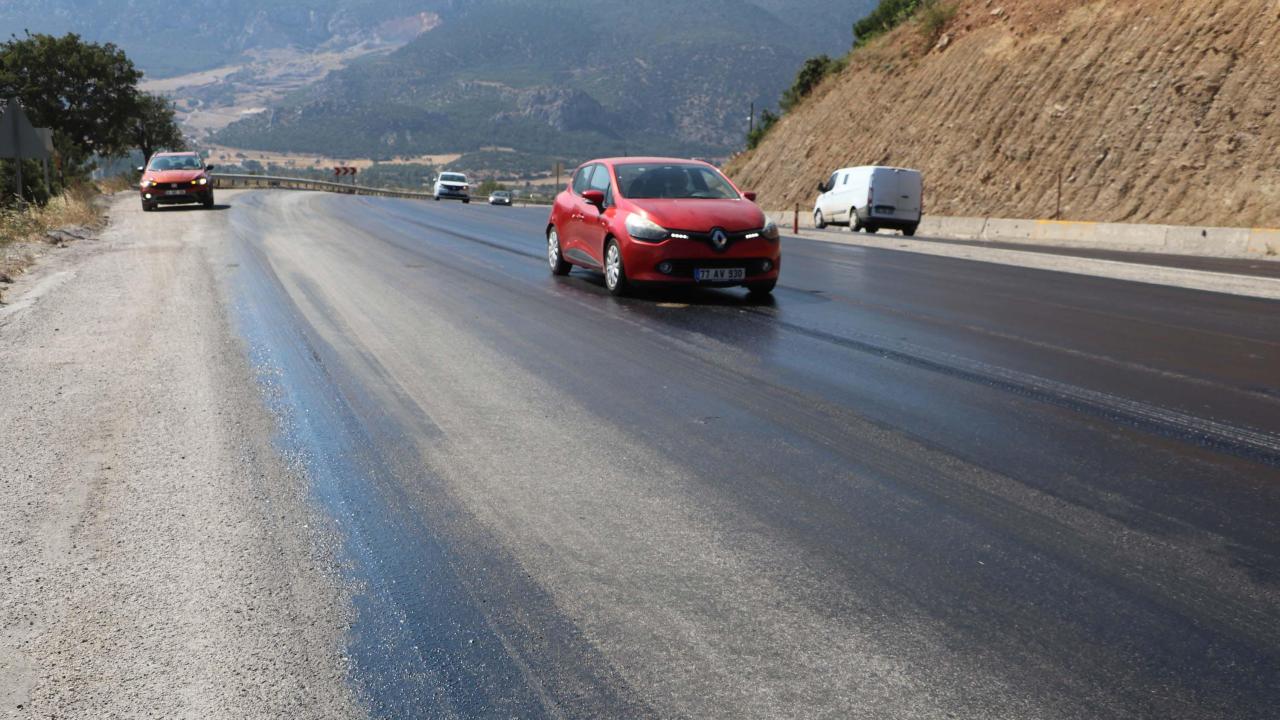 Denizli'de sıcak hava asfaltı eritti