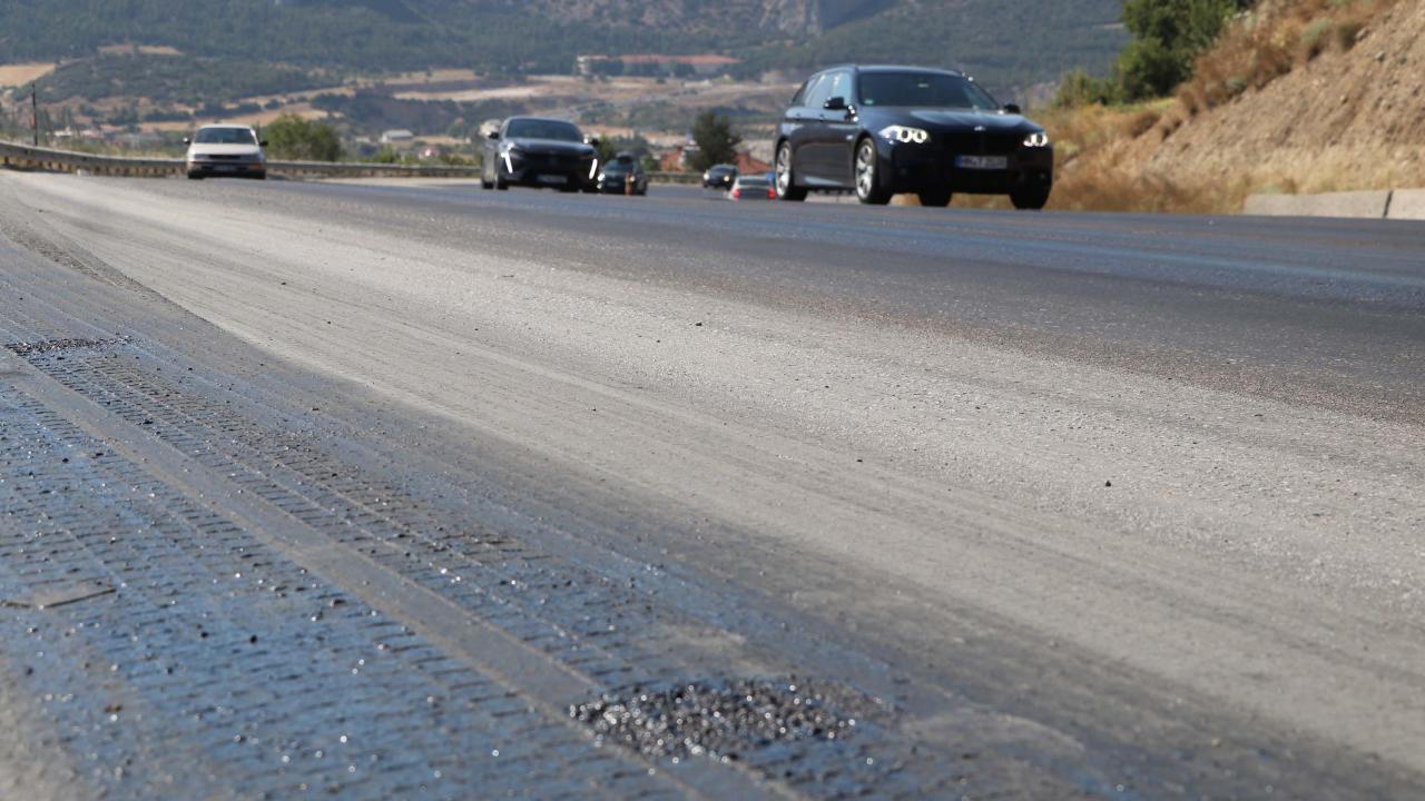 Denizli'de sıcak hava asfaltı eritti