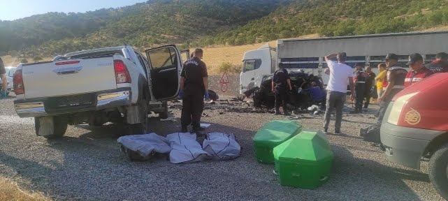 Adıyaman'da iki araç kafa kafaya çarpıştı: 4 kişi öldü