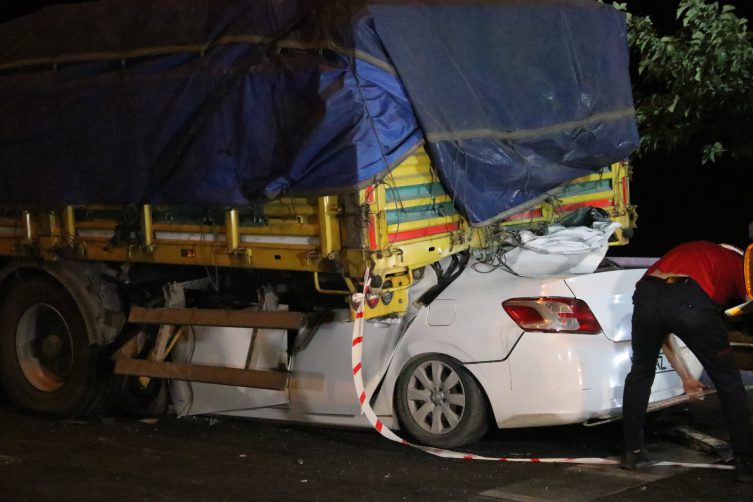 Şanlıurfa'da feci kaza! Otomobil tırın altına girdi