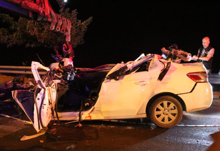 Şanlıurfa'da feci kaza! Otomobil tırın altına girdi