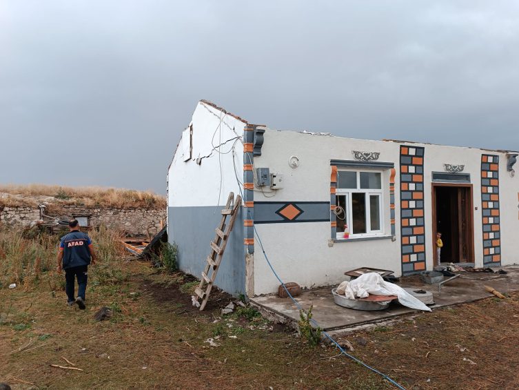 Kars'ta şiddetli rüzgar çatıları uçurdu