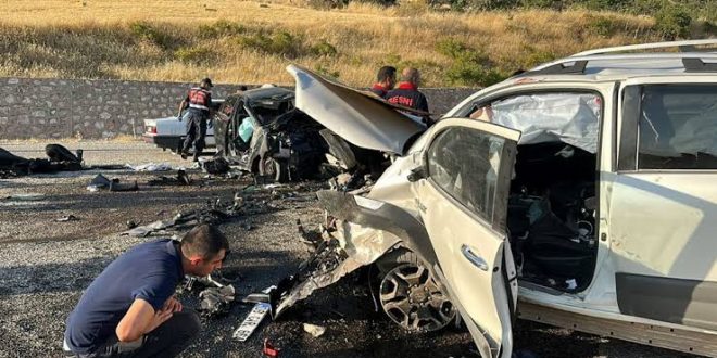 Adıyaman'da iki araç kafa kafaya çarpıştı: 4 kişi öldü