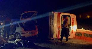 Ambulansla otomobil kafa kafaya çarpıştı: 3 ölü, 3 yaralı