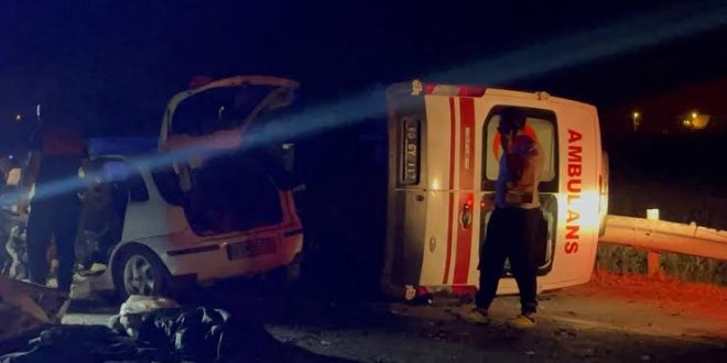 Ambulansla otomobil kafa kafaya çarpıştı: 3 ölü, 3 yaralı