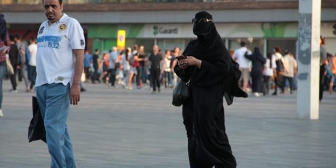 İstanbul'u babasının malı sandı! Sabancı, çarşaflılara laf etti!