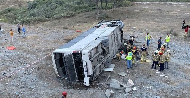 Havaalanı çalışanlarını taşıyan otobüs devrildi: Çok sayıda yaralı var