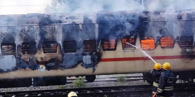 Hindistan'da trende yangın çıktı; 10 kişi öldü