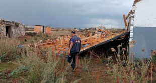 Kars'ta şiddetli rüzgar çatıları uçurdu