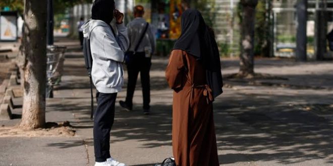 Fransa hükümetinin 'abaya' yasağı okullarda protesto edildi!