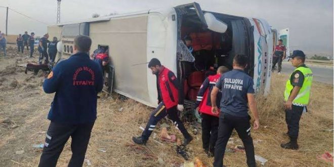 Yolcu otobüsü devrildi: 5 kişi hayatını kaybetti