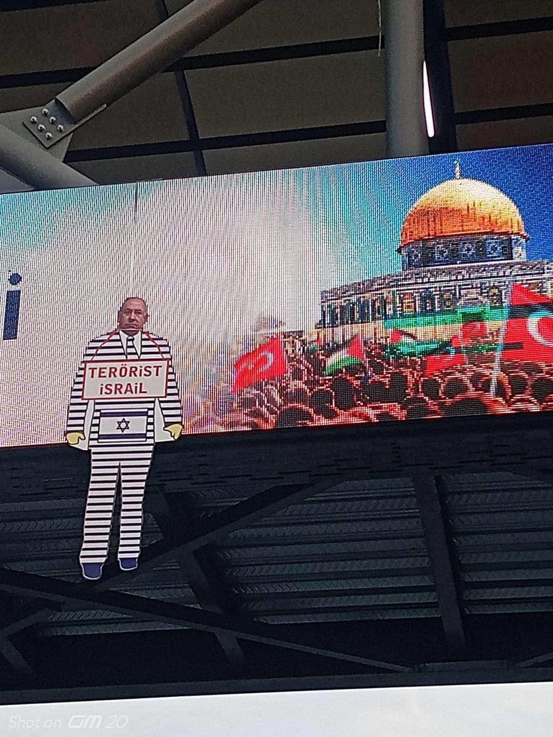 Siyonist şeytanın maketi boynunda iple üst geçide asıldı