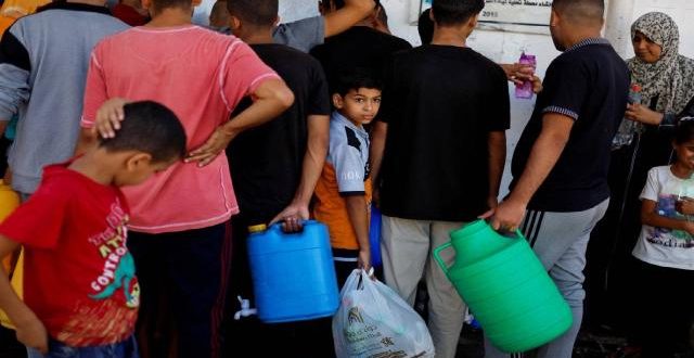 Şifa Hastanesine sığınan binlerce Filistinli, içecek su bile bulamıyor