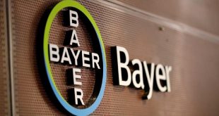 Bayer firması katil İsrail'in bayrağını astı