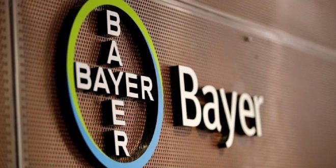 Bayer firması katil İsrail'in bayrağını astı