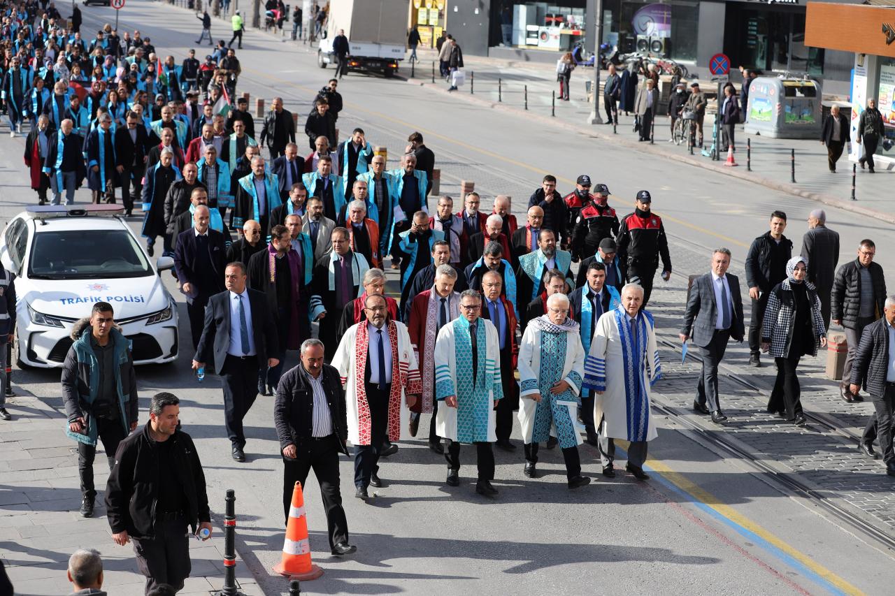 Konya'da akademisyenlerden Gazze yürüyüşü