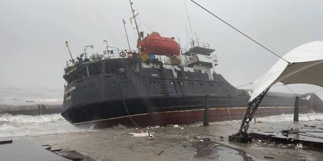 İzmir'de gemi battı, mürettebat kayıp!