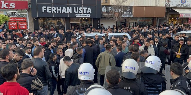 Şırnak'ta Kur'an-ı Kerim'i yırtan alçağı linç edilmekten polis kurtardı