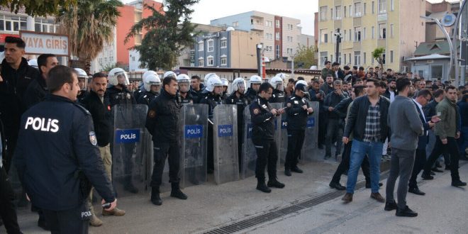 Caddede küfredip Kuran'ı Kerim yırttı! [Videolu]