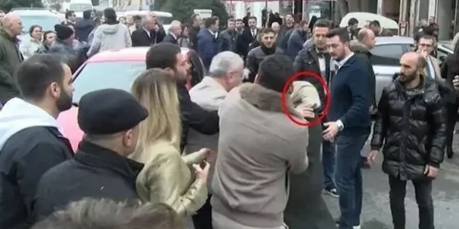 CHP'li isimden başörtülü kadına alçak saldırı [videolu]