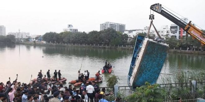 Öğrencileri taşıyan tekne alabora oldu: 14 ölü