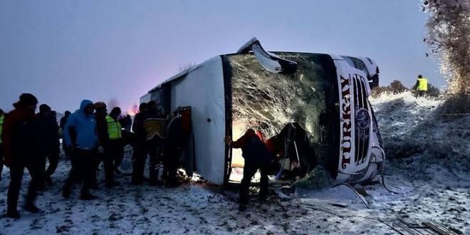 Otobüs tarlaya uçtu, çok sayıda ölü ve yaralı var!