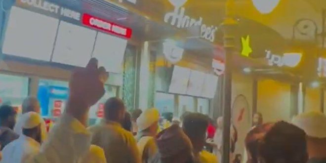 Medine'de İsrail destekçisi KFC'nin yemek kuyruğuna tepki yağdı![Videolu]