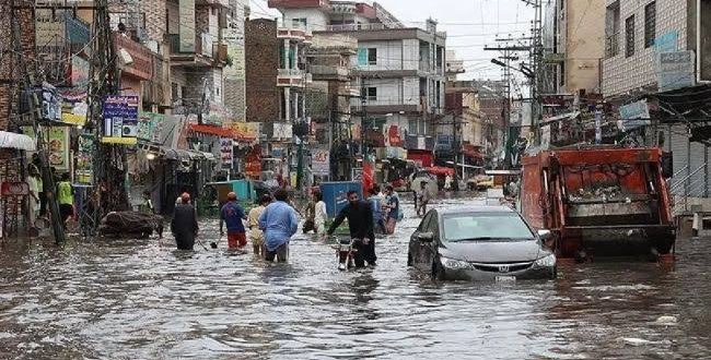 Aralıksız yağış 55 kişinin canına mâl oldu