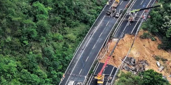 Otoyol çöktü, 19 kişi olay yerinde hayatını kaybetti